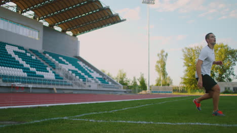 Ein-Fußballspieler-In-Ausrüstung-Auf-Dem-Fußballfeld-Erhält-Einen-Pass-Und-Bearbeitet-Den-Ankommenden-Fußball-Technisch